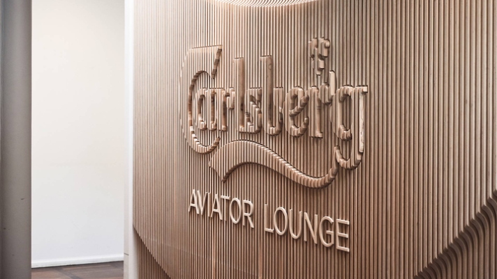 Kunstnerisk udfoldelse, leg med former og høje krav 
til materialer - velkommen indenfor i den unikke 
Carlsberg Aviator Lounge i Københavns Lufthavn..