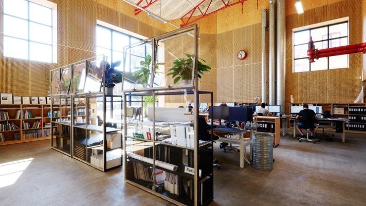 Et cool og tidløst kontormiljø skabt ved brug af Keflico Design Panels. .