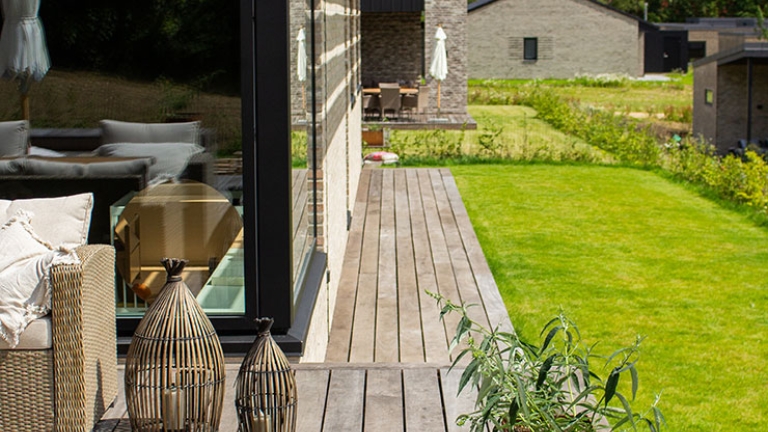 Funkisvilla 
med patineret 
Jatoba terrasse.