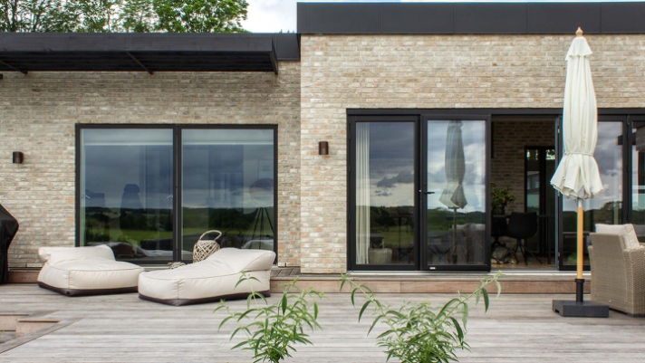 Vest for Aarhus ligger denne nybyggede funkisvilla med en lækker stor terrasse i træsorten Jatoba..