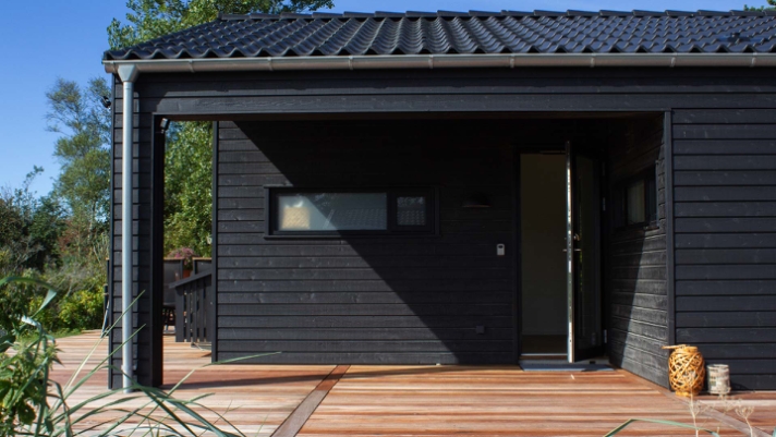 I det nordjyske klitlandskab ligger en drøm af en træterrasse, der binder natur og opholdsrum sammen..