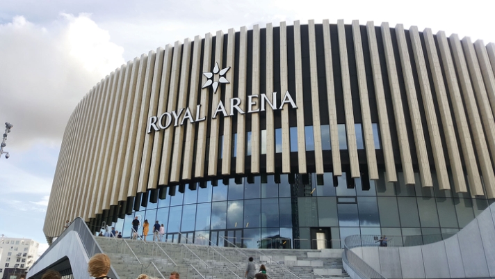 Med sin bemærkelsesværdige arkitektur står
Royal Arena i København som et monument beklædt med op til 20 meter høje finner i den modificerede træsort Accoya®..