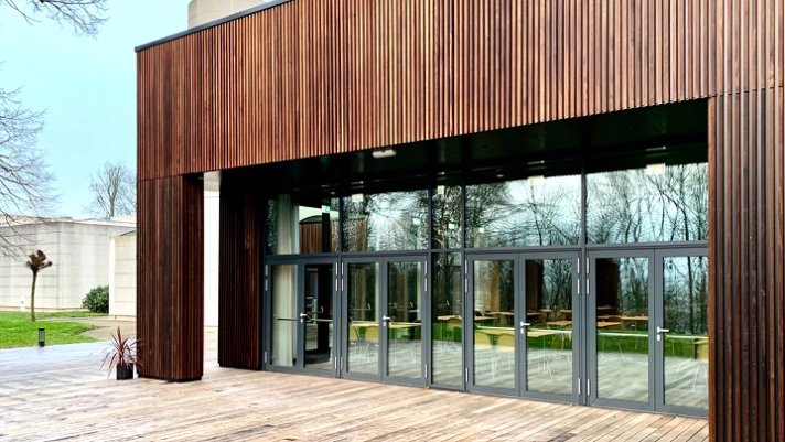 Kombinationen af genanvendt aluminium samt certificeret og brandgodkendt træ skaber ét af markedets mest bæredygtige facadesystemer:
Woodfac..